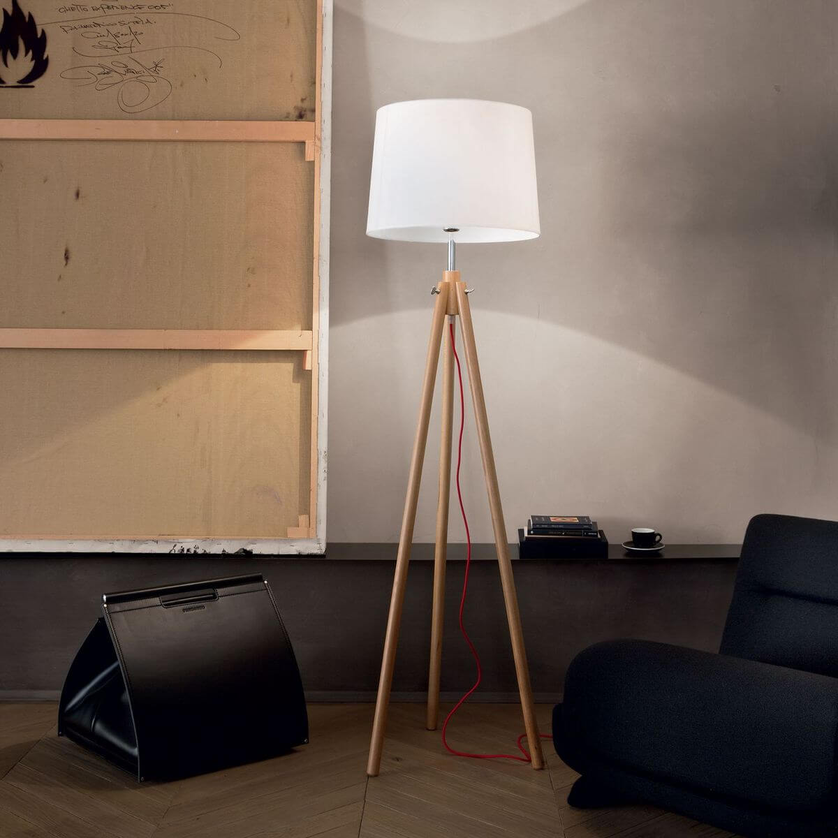 Mise en ambiance du lampadaire allumé près d'un fauteuil sombre dans un salon
