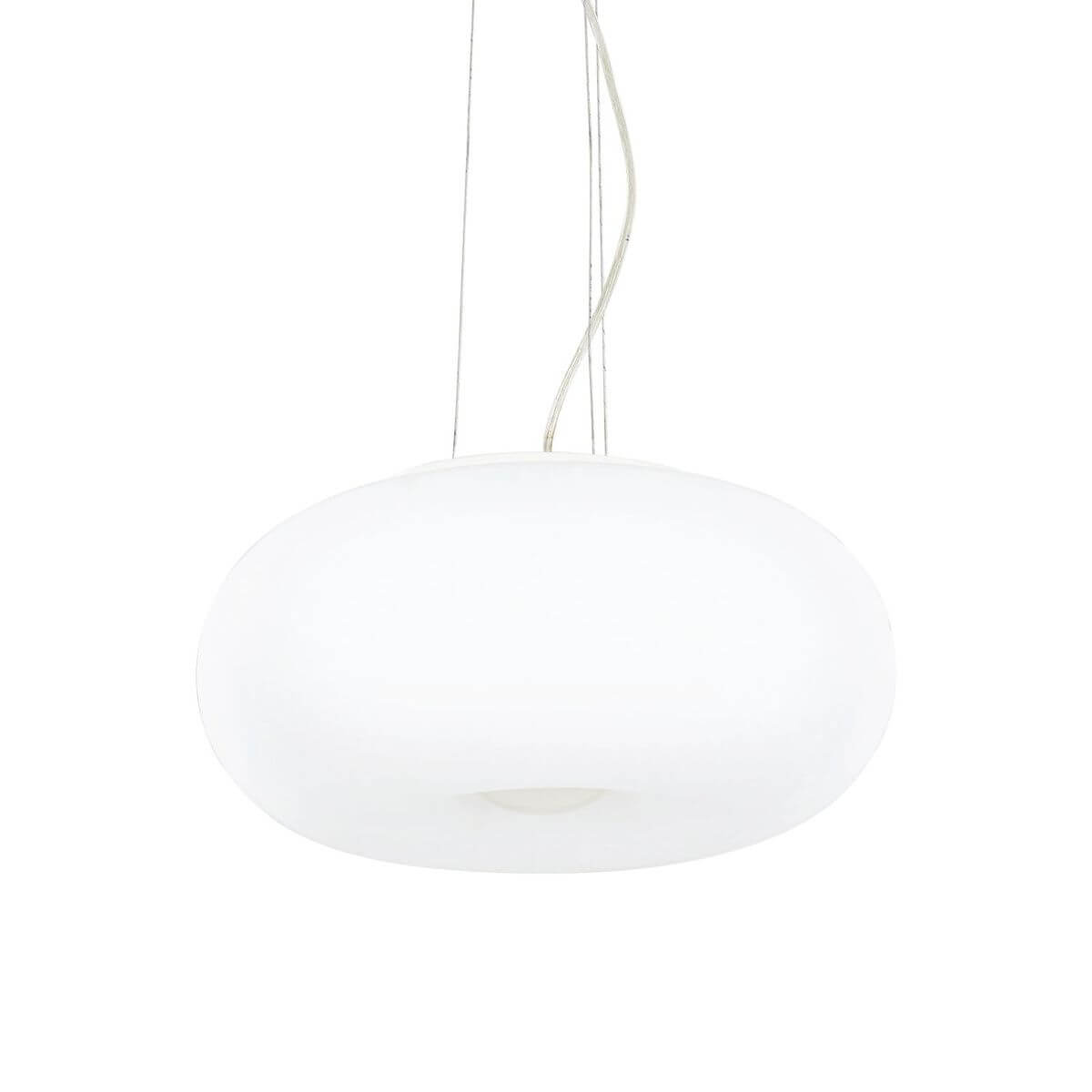 Suspension blanche en verre opalin, diffuseur ovale vu de face, câbles fins