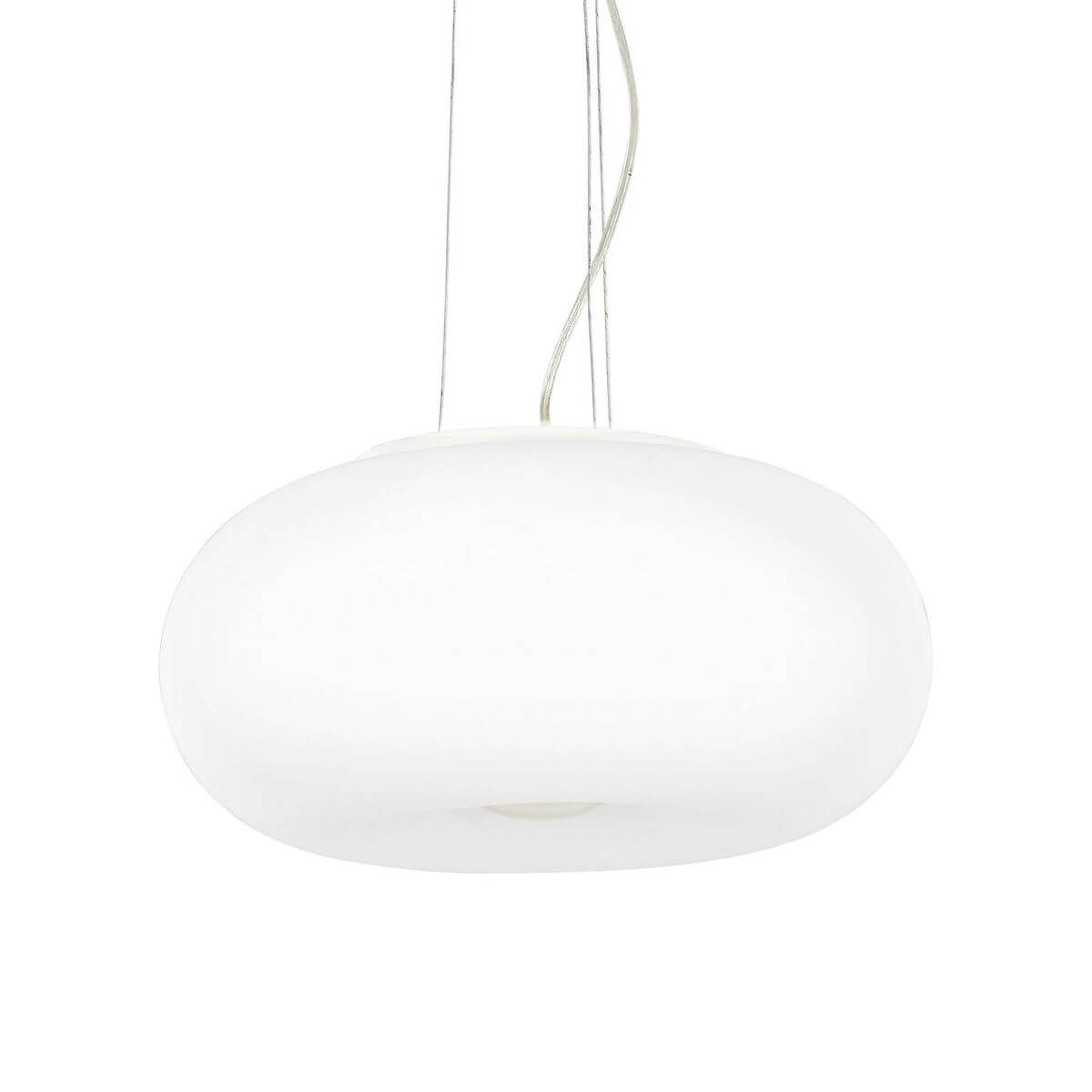 Suspension blanche en verre ovale vue de face sur fond blanc