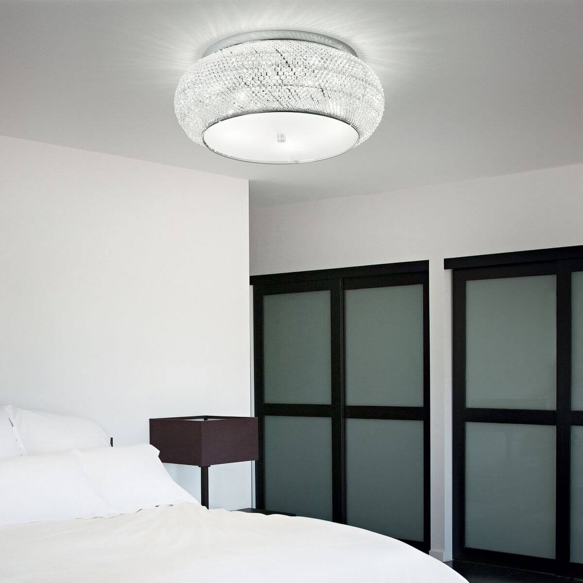 Mise en ambiance du plafonnier cristal installé au plafond d'une chambre moderne