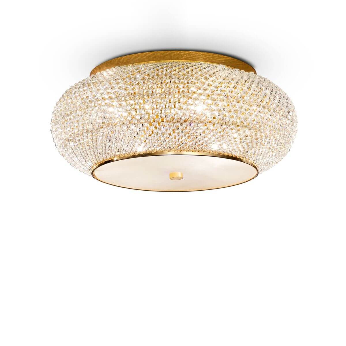 Plafonnier doré rond avec diffuseur en cristal allumé, vue de face sur fond blanc.