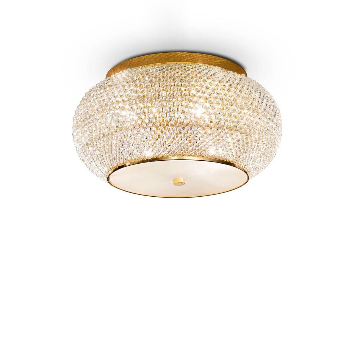 Plafonnier doré de face, abat-jour cylindrique en perles de cristal, fond blanc