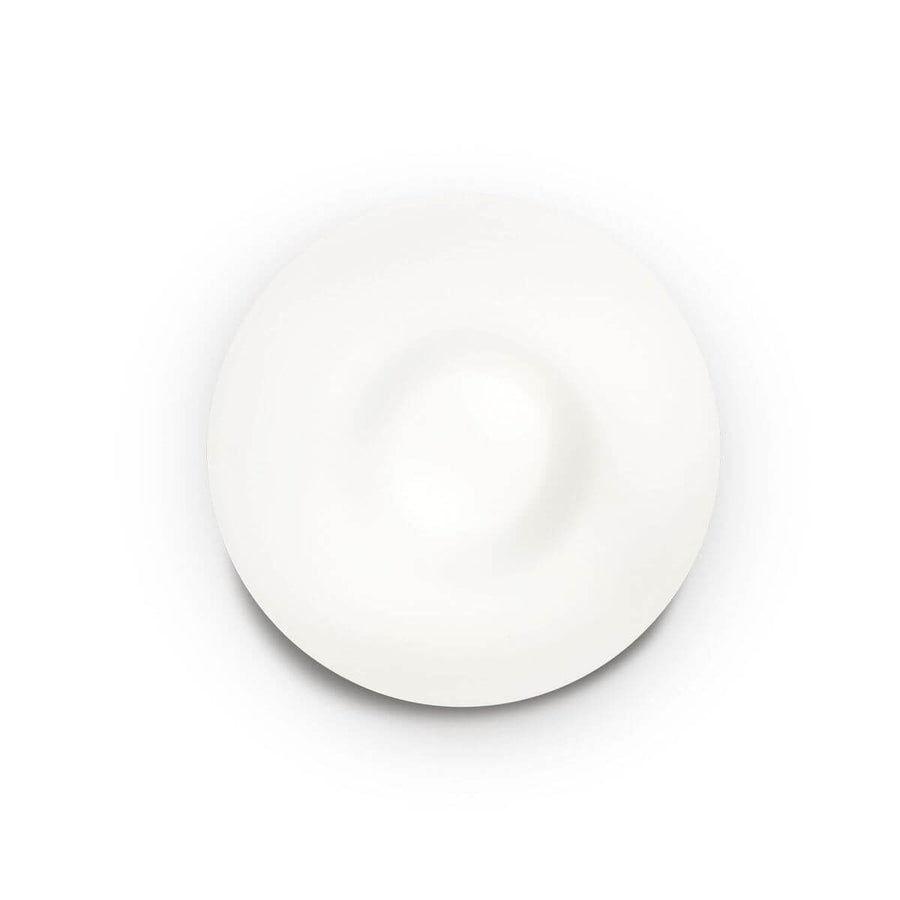 Plafonnier rond blanc en verre opalin, vu de trois quarts sur fond neutre
