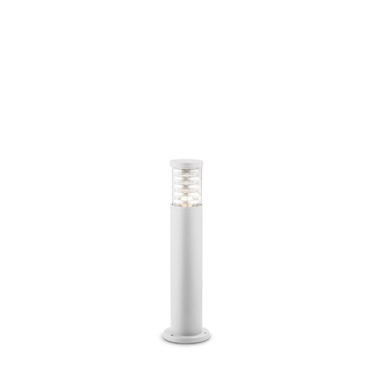 Lampadaire extérieur blanc cylindrique de face sur fond blanc, base et diffuseur transparent nervuré.