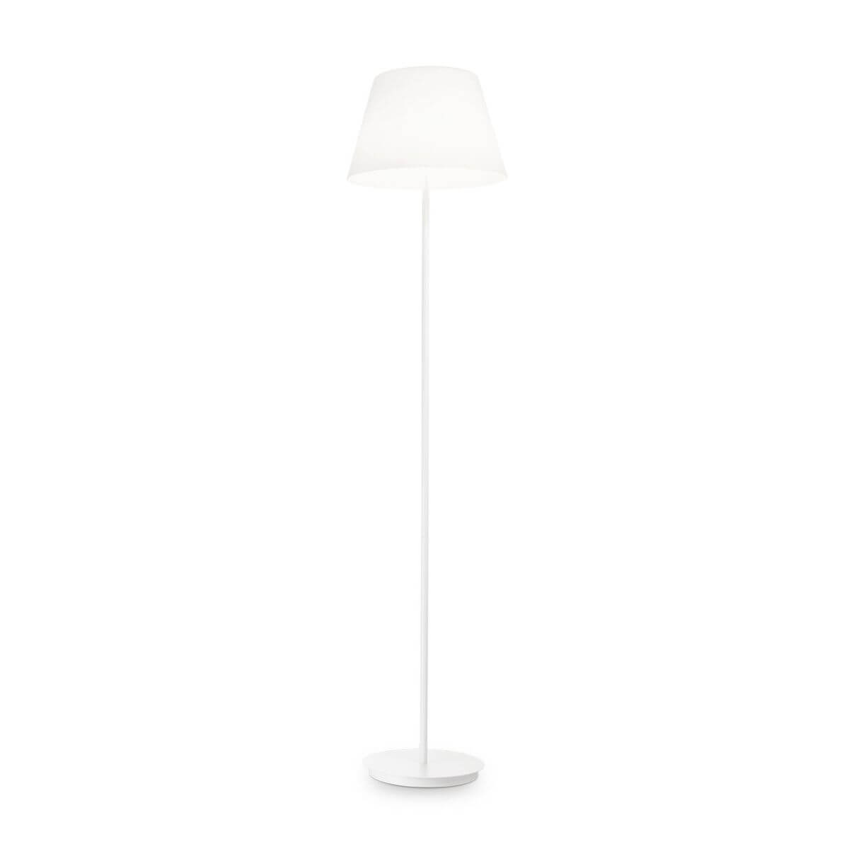 Lampadaire blanc de face, abat-jour conique, tige fine et socle rond plat