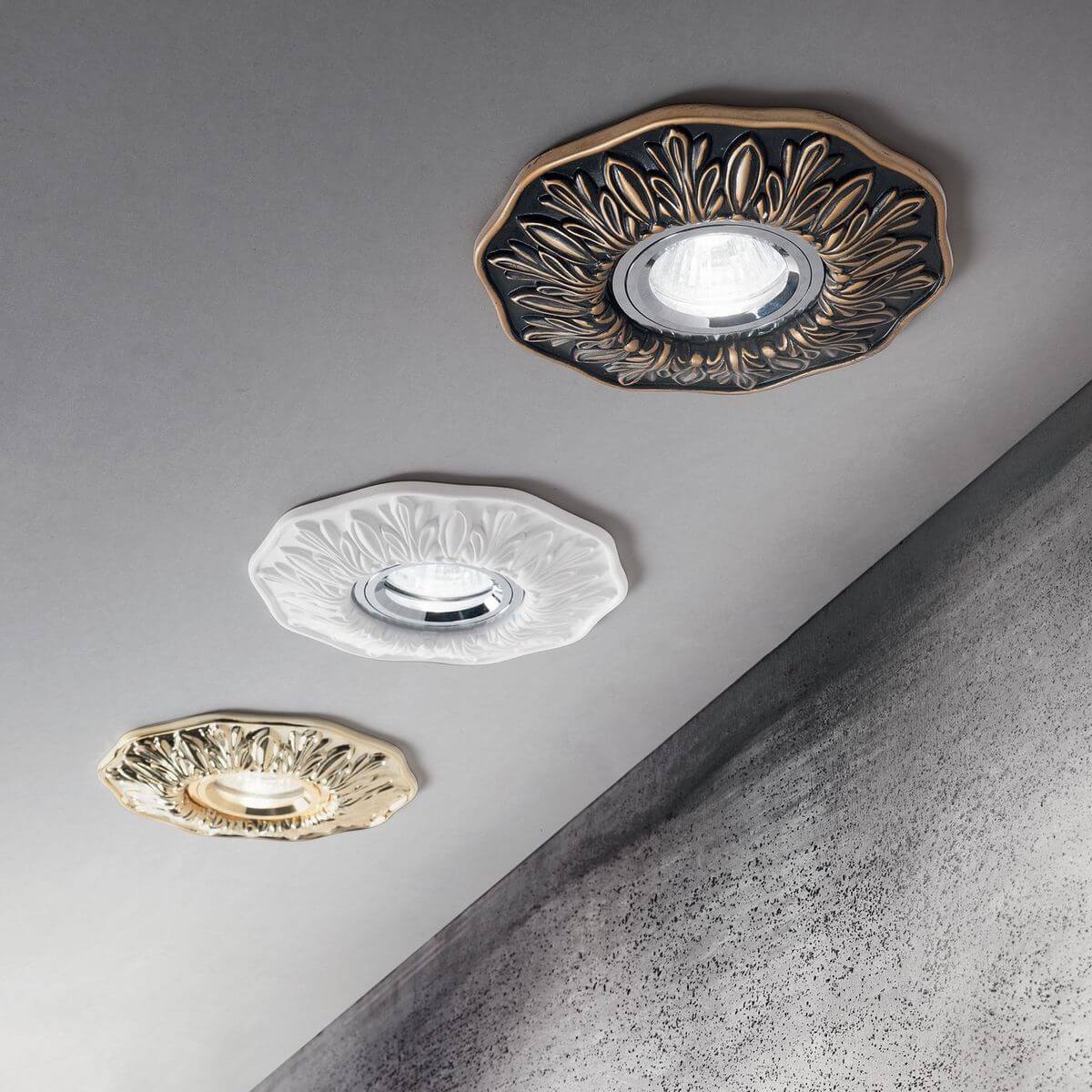 Trois spots encastrés au plafond, finitions blanc, noir doré et laiton