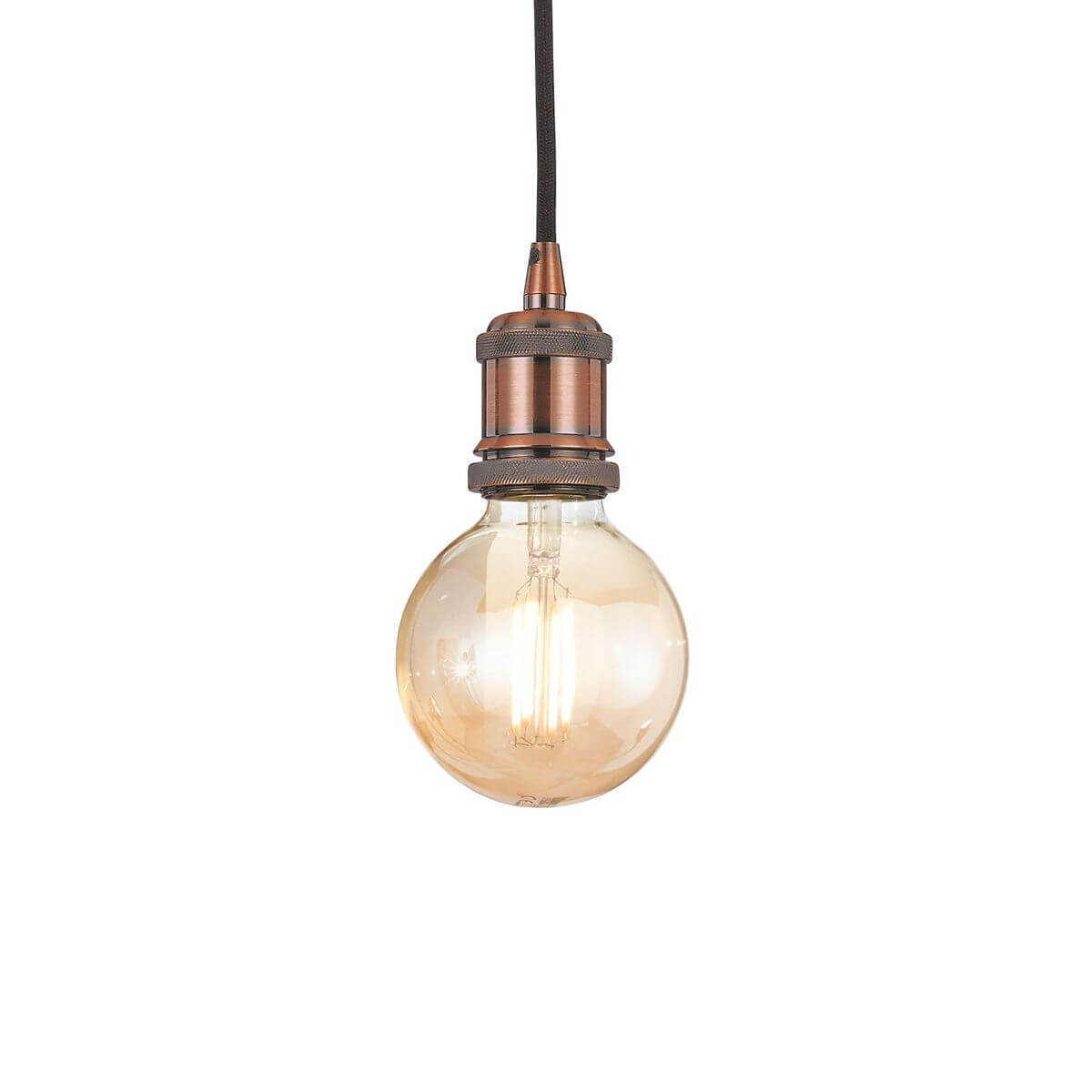 Vue de face du luminaire suspendu, douille cuivrée et ampoule globe à filament
