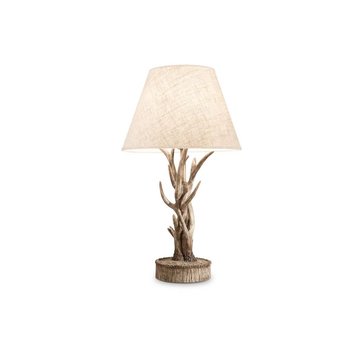 Lampe à poser vue de face sur fond blanc, abat-jour beige et pied en branches sculptées