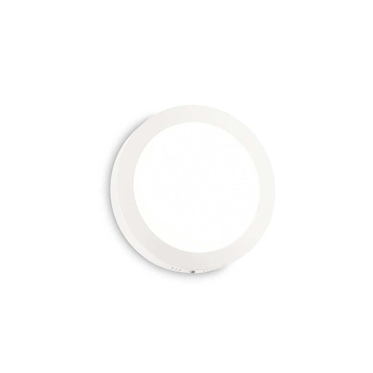 Plafonnier rond blanc de face, verre opalin et cerclage fin, sur fond neutre