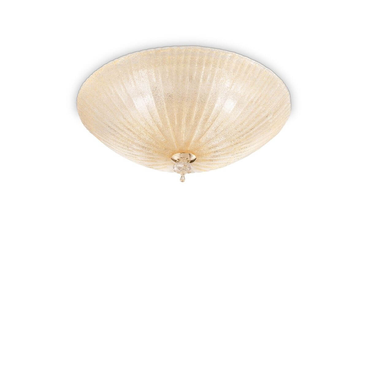 Plafonnier rond en verre ambré à trois lumières, vue de dessous.