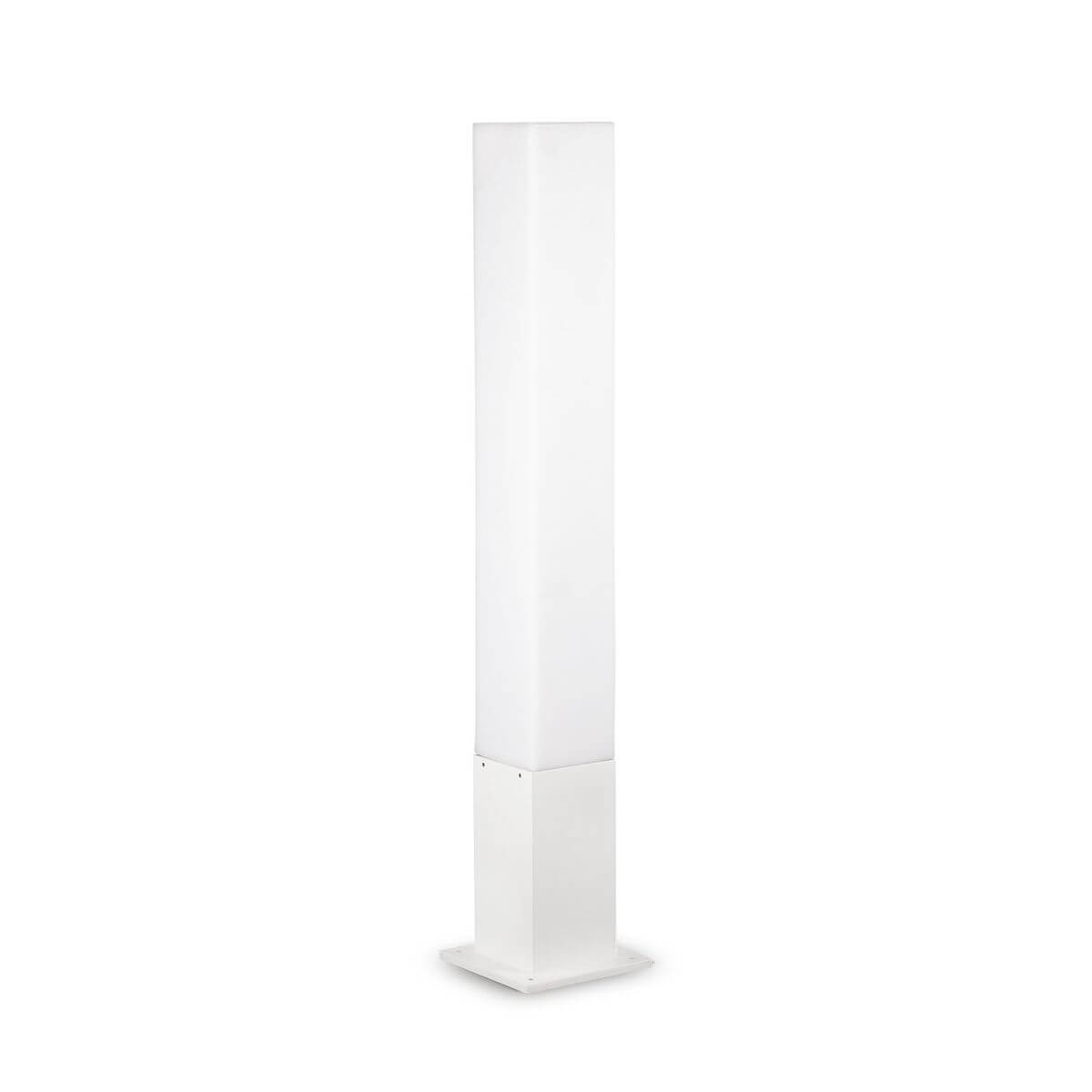 Lampadaire extérieur blanc de forme carrée, vu de face sur fond neutre