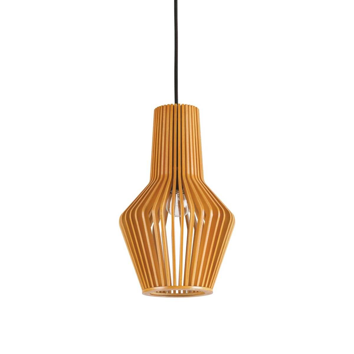 Vue de face du luminaire suspendu en bois clair à lamelles verticales.