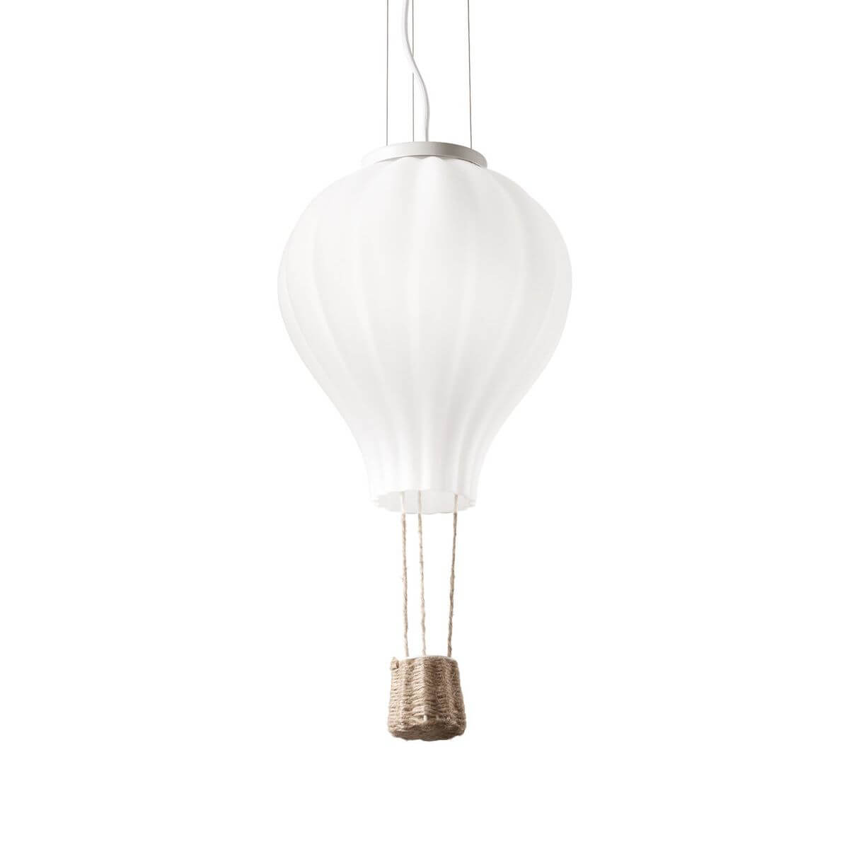 Suspension blanche en verre en forme de montgolfière avec panier en osier.