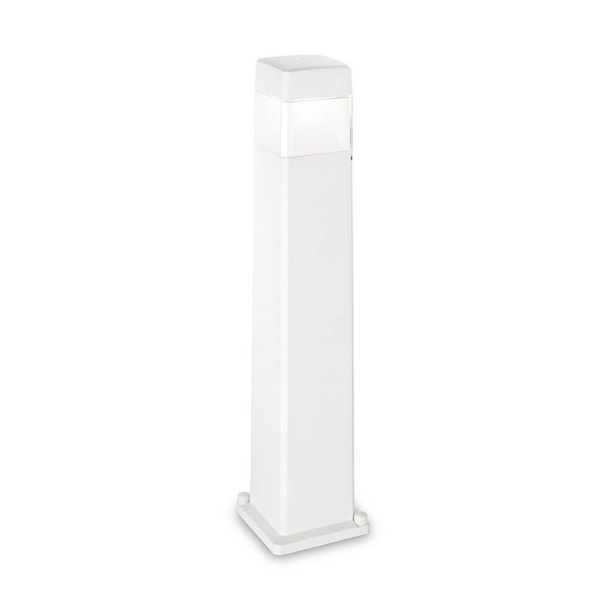 Lampadaire extérieur blanc de face, colonne rectangulaire avec base et diffuseur supérieur.