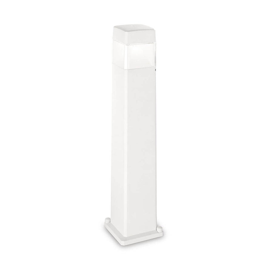 Lampadaire extérieur blanc de face, colonne rectangulaire avec base et diffuseur supérieur.