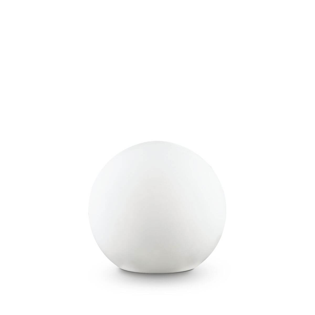 Lampadaire extérieur sphérique blanc posé de face sur fond blanc neutre