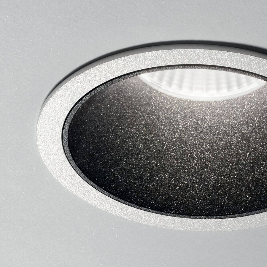 Gros plan sur la finition grainée noire du réflecteur et la lentille LED