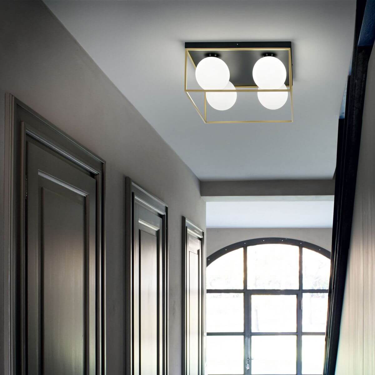Mise en ambiance du plafonnier installé au plafond d'un couloir avec portes et fenêtre.