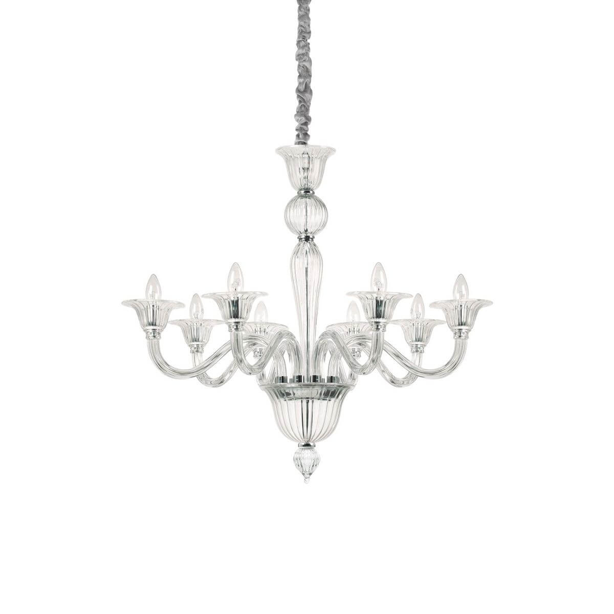 Suspension en verre transparent à huit bras courbes, vue de face sur fond blanc