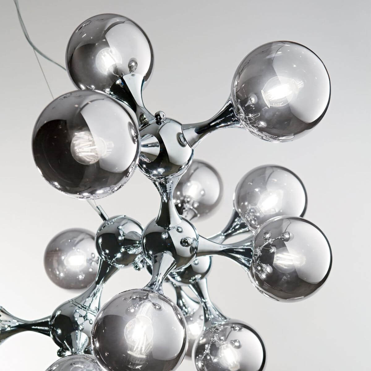 Détail rapproché des globes en verre et de la finition chromée brillante
