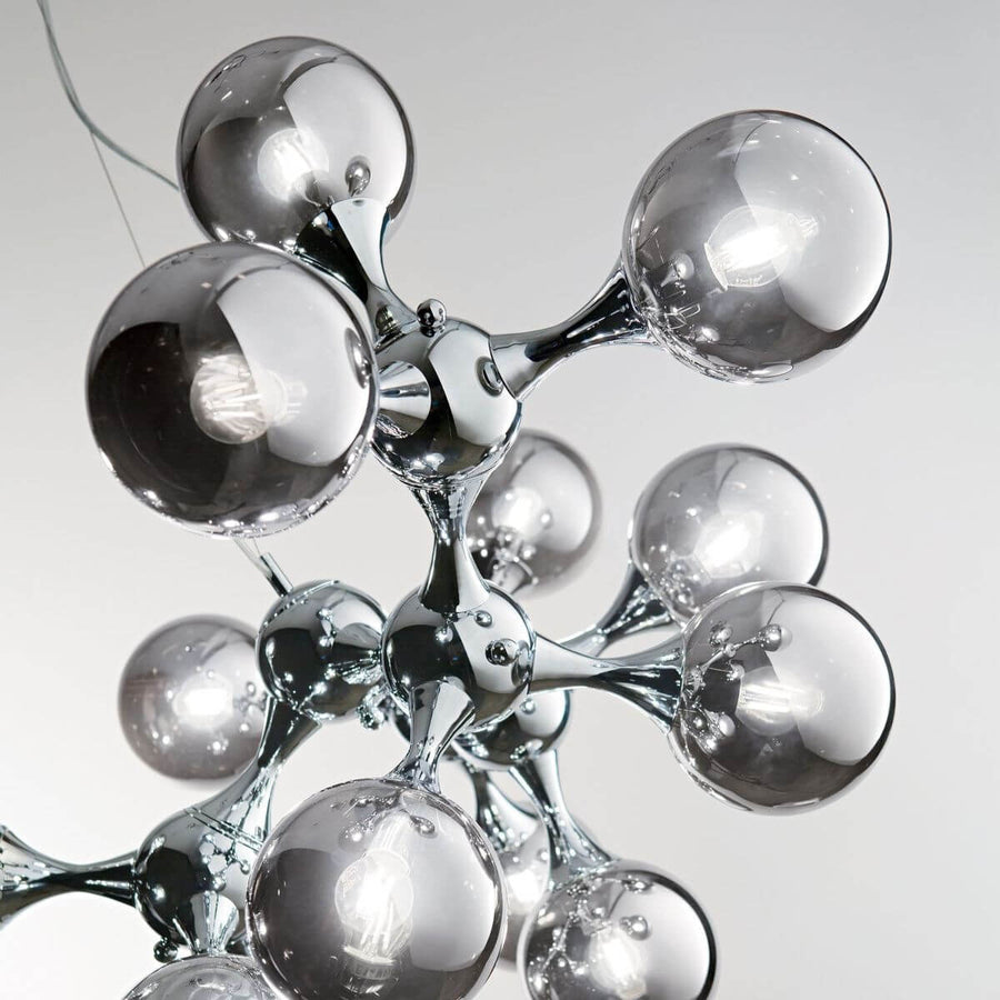 Détail rapproché des globes en verre et de la finition chromée brillante