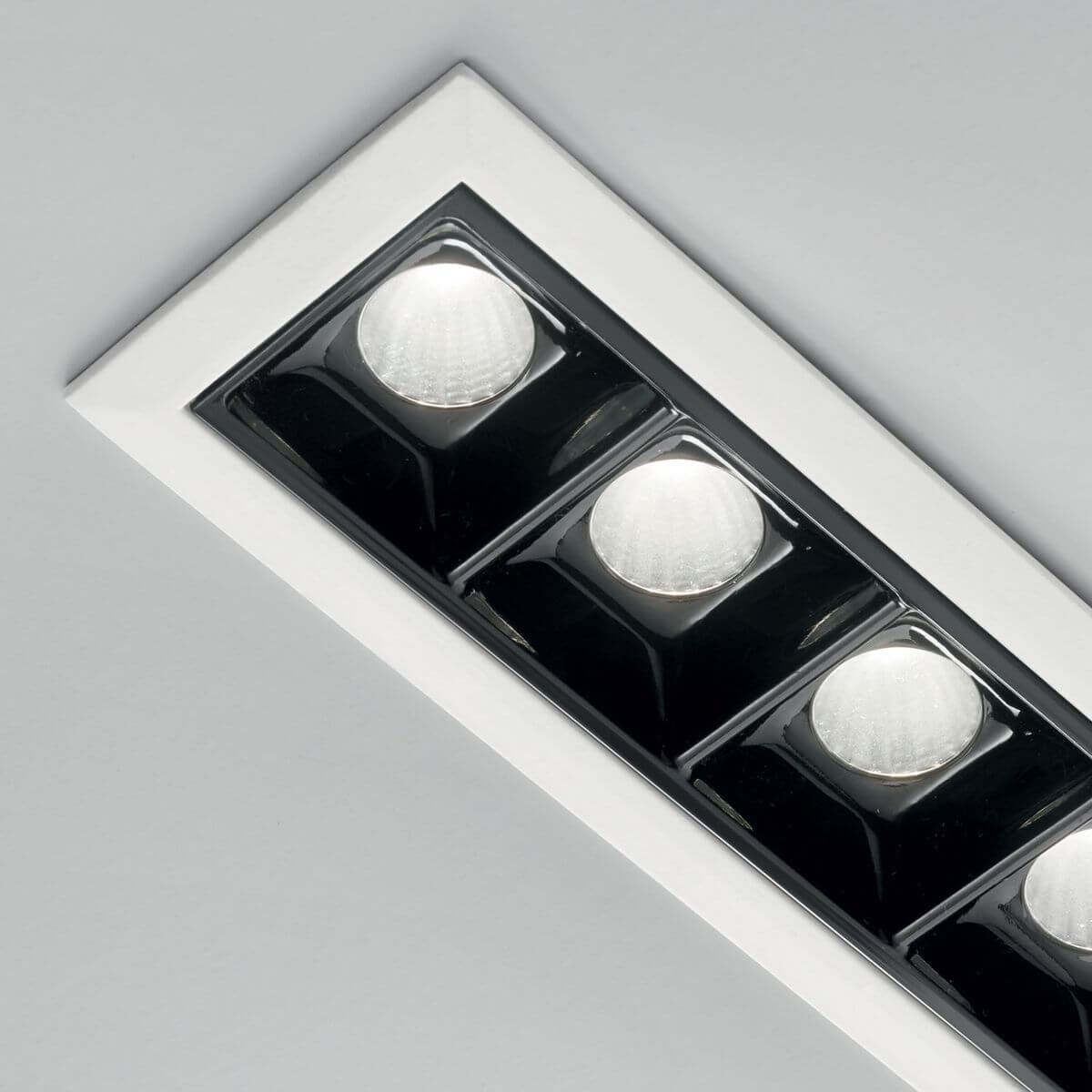 Gros plan incliné sur les lentilles texturées et la finition noire