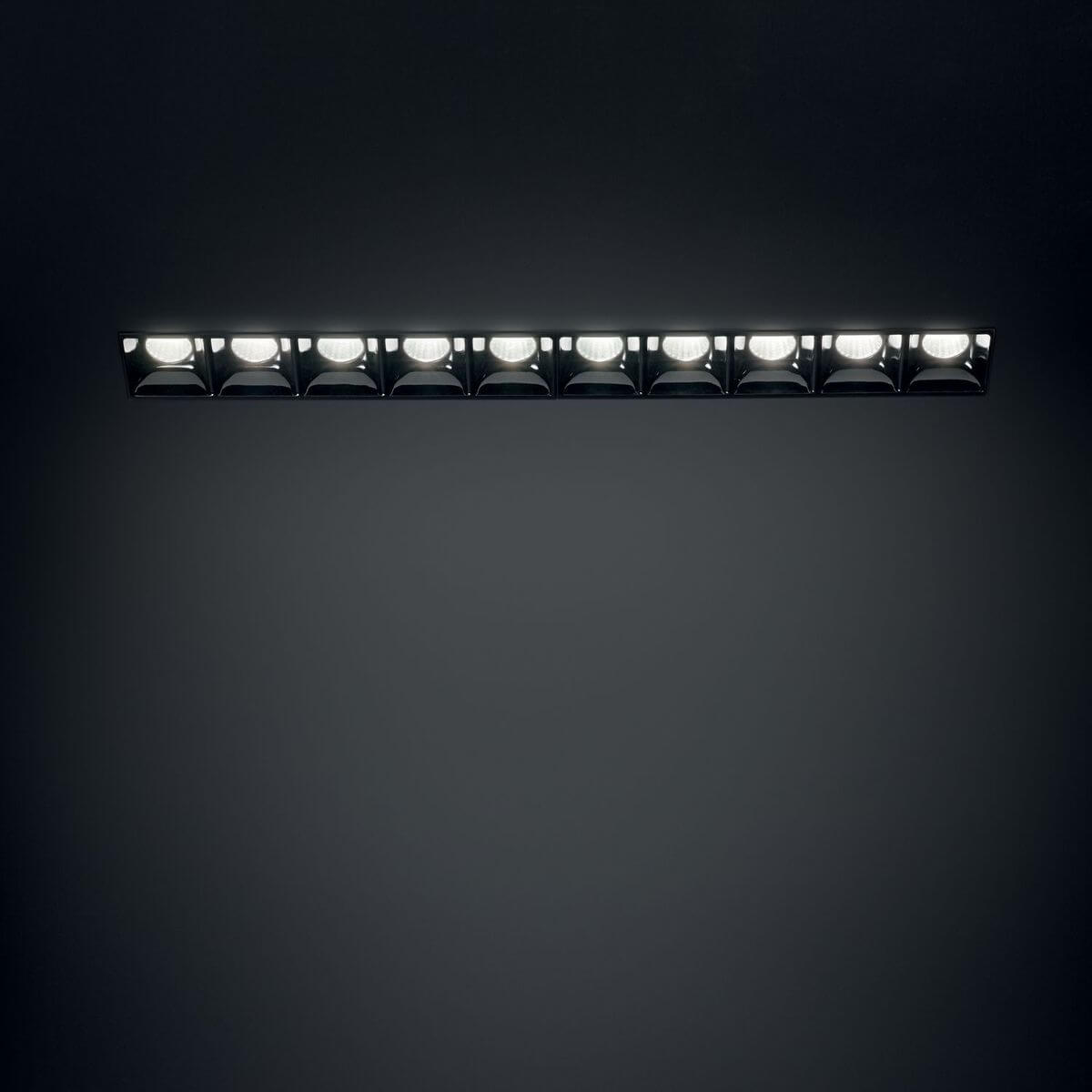 Produit allumé dans le noir, faisceaux lumineux alignés vers le bas