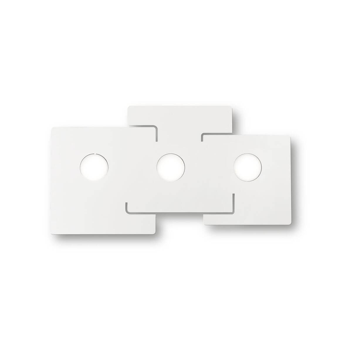 Vue de face du plafonnier blanc à trois plaques rectangulaires superposées percées de cercles