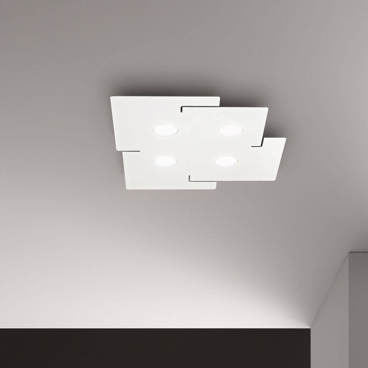 Plafonnier blanc monté au plafond, en situation dans une pièce.
