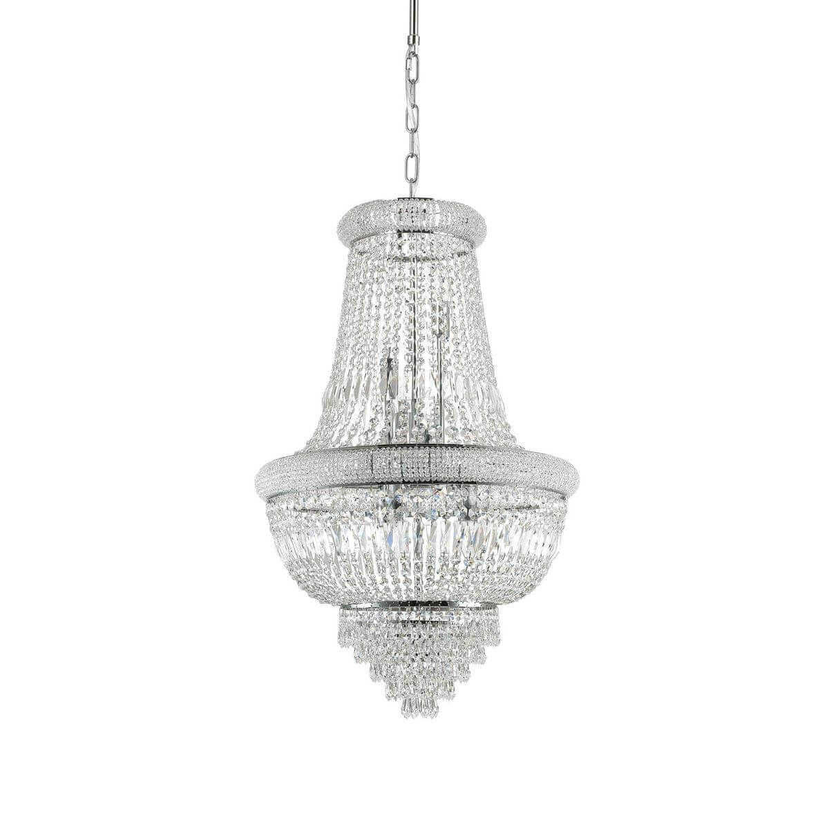 Lustre suspendu chromé et cristal vu de face sur fond blanc