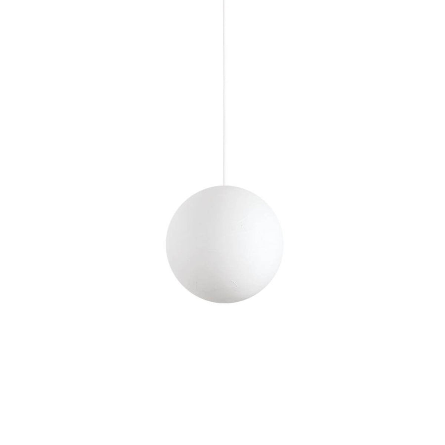 Suspension sphérique blanche en papier, vue de face sur fond neutre