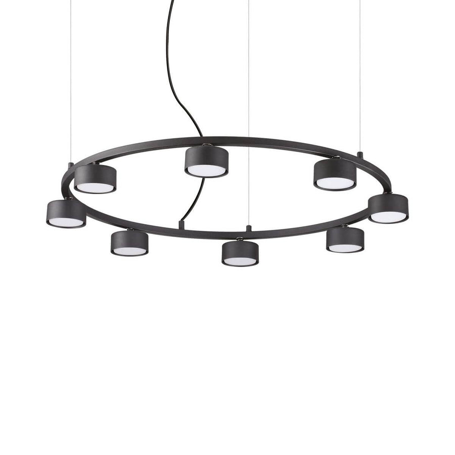 Suspension noire avec anneau circulaire et huit lumières cylindriques sur fond blanc