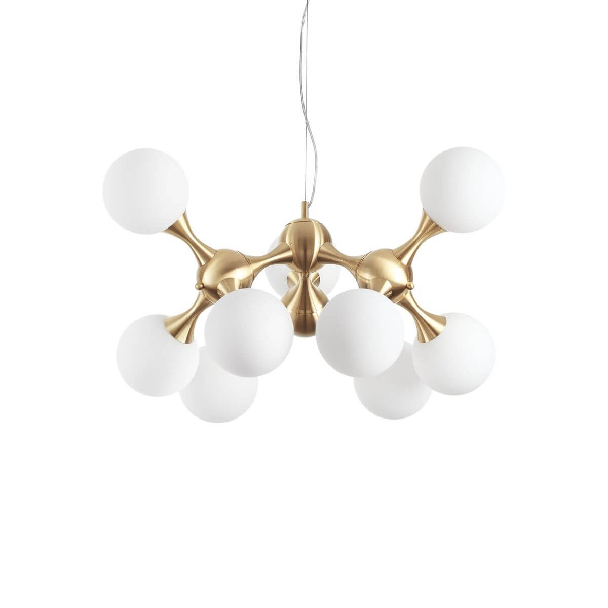 Vue de face du luminaire suspendu, structure laiton et neuf globes de verre opalin blanc.
