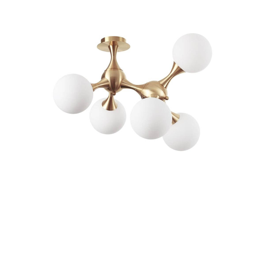 Vue de face du plafonnier laiton avec cinq globes de verre opalin blanc