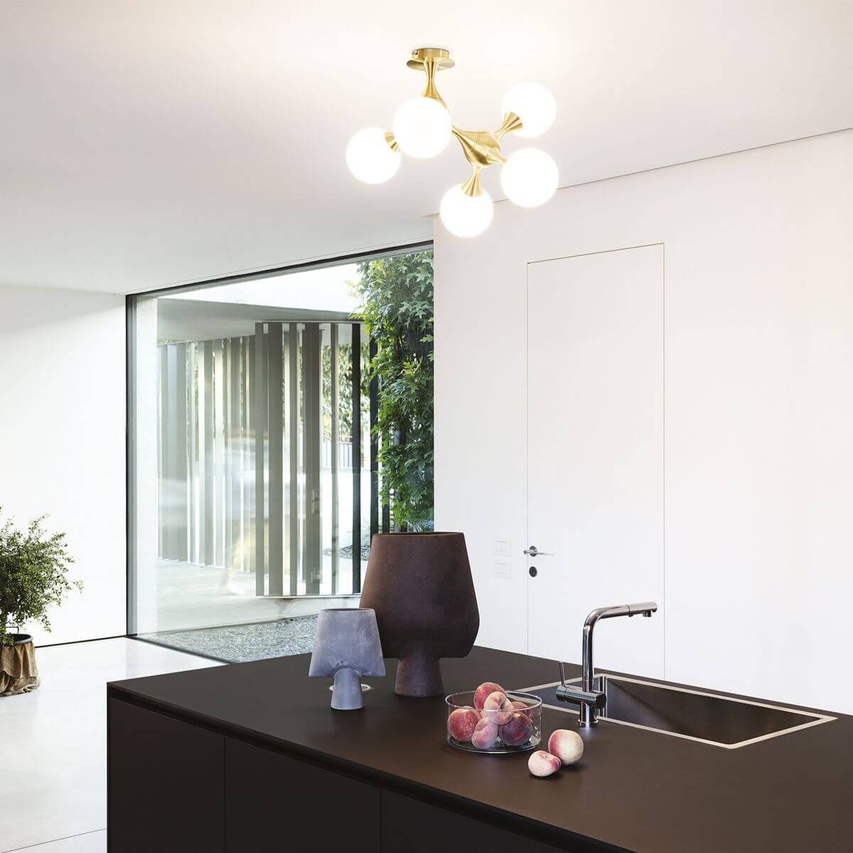 Mise en ambiance du luminaire au plafond d'une cuisine minimaliste blanche