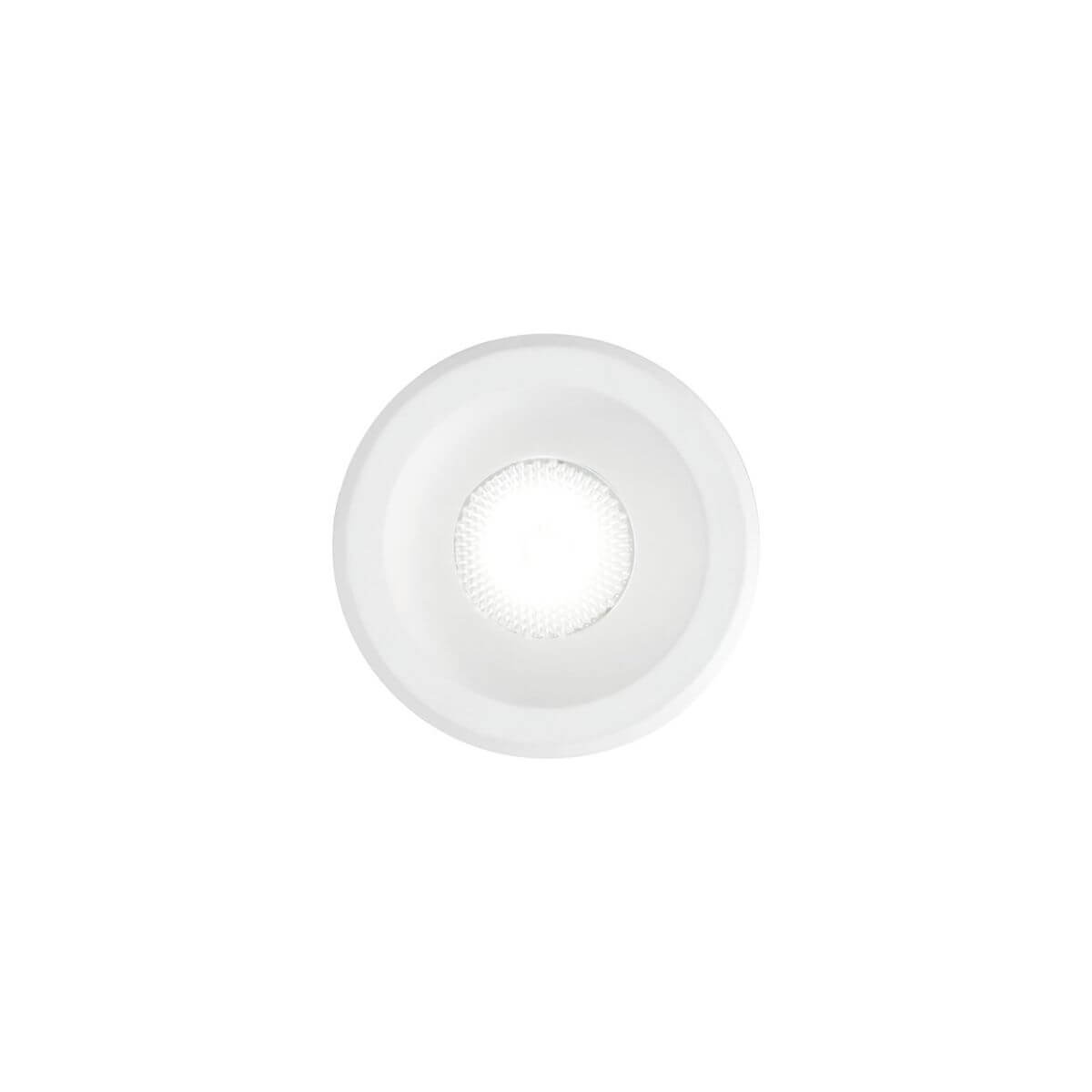 Vue de face du spot blanc, collerette circulaire et diffuseur central légèrement strié