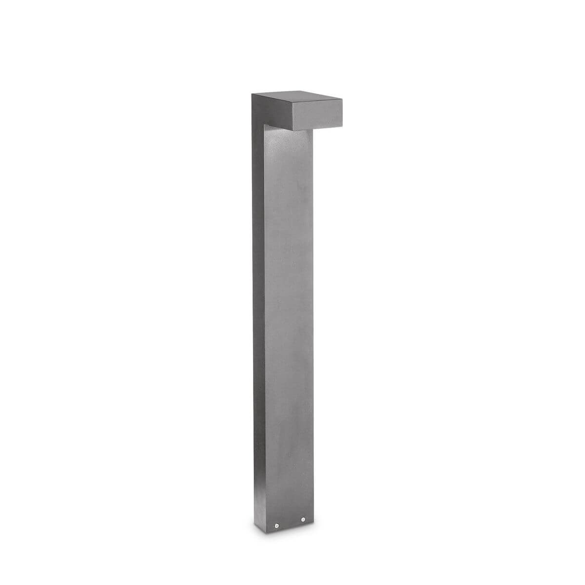 Lampadaire extérieur gris sur fond blanc, vue de face, structure rectangulaire verticale et tête horizontale.