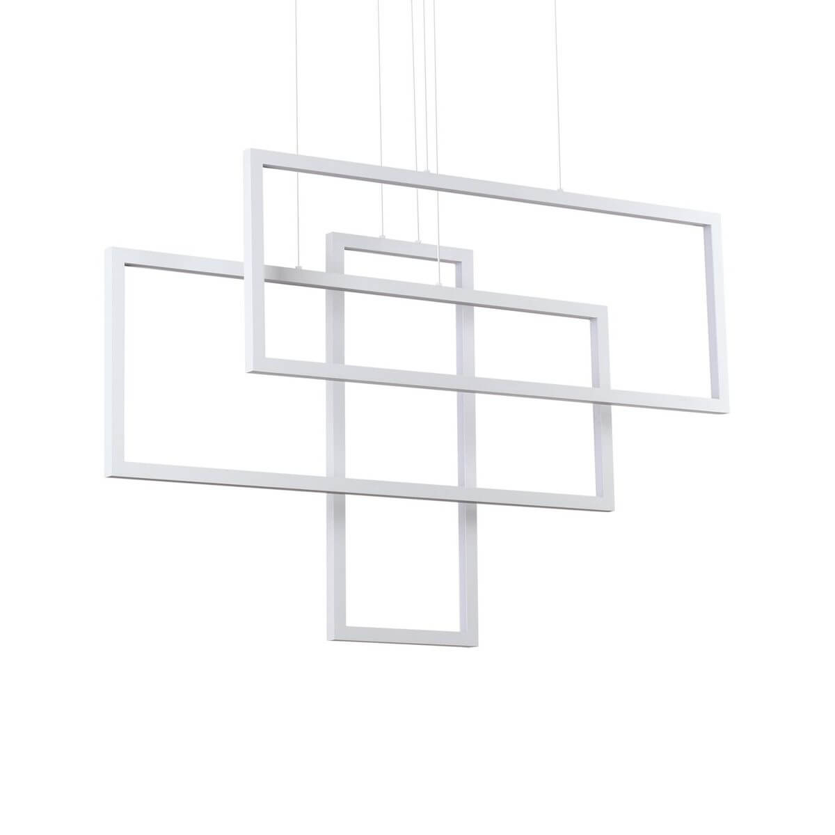 Suspension blanche composée de cadres rectangulaires imbriqués suspendus par de fins câbles
