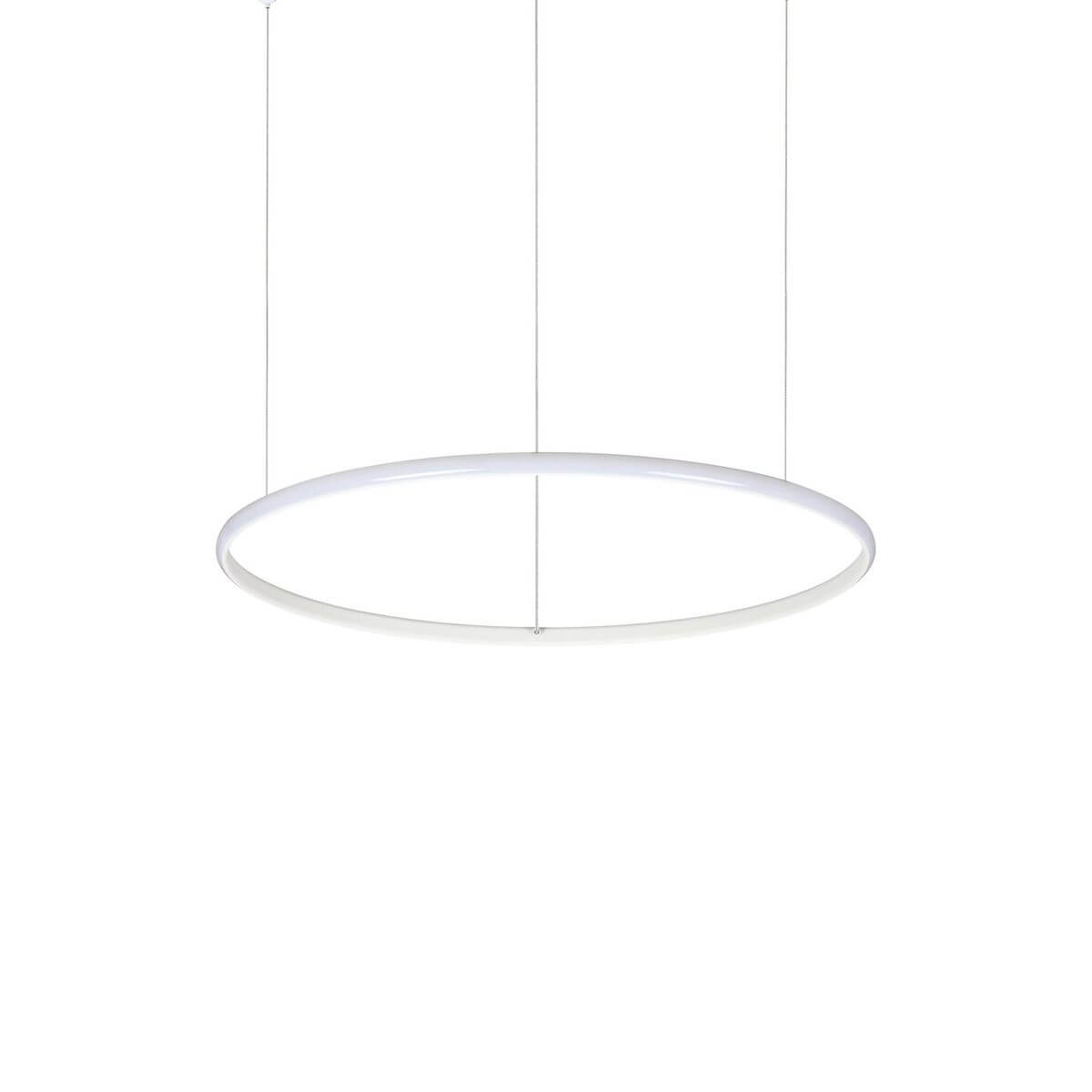 Suspension annulaire blanche fine vue de face sur fond neutre, trois câbles verticaux