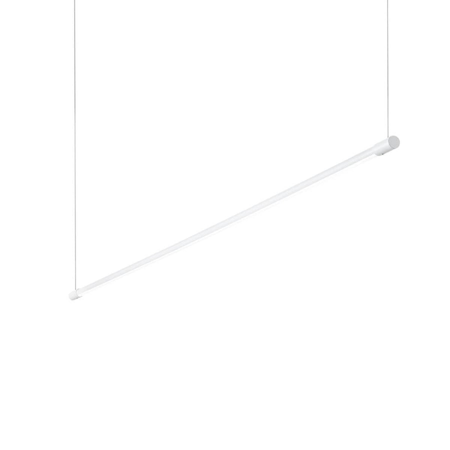 Suspension linéaire blanche fine suspendue par deux câbles, vue de trois quarts sur fond blanc