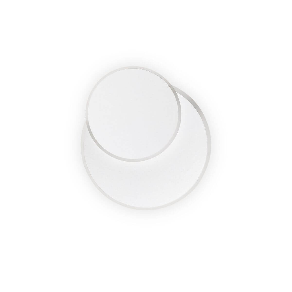 Vue de face sur fond blanc de l'applique murale blanche à deux disques superposés.
