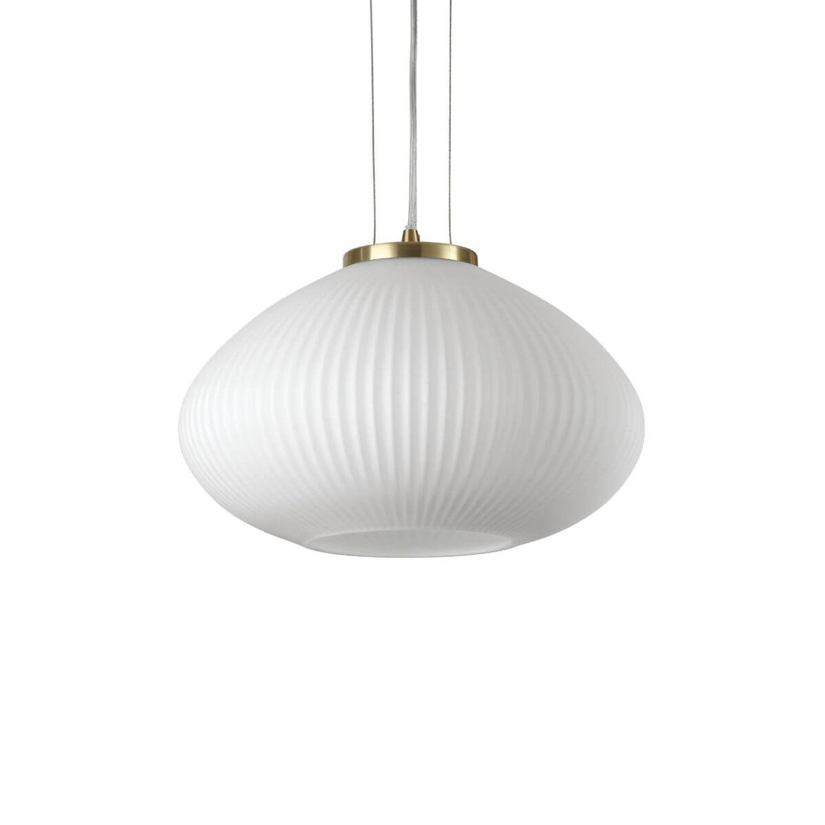 Suspension en verre blanc plissé de face sur fond blanc, finition laiton