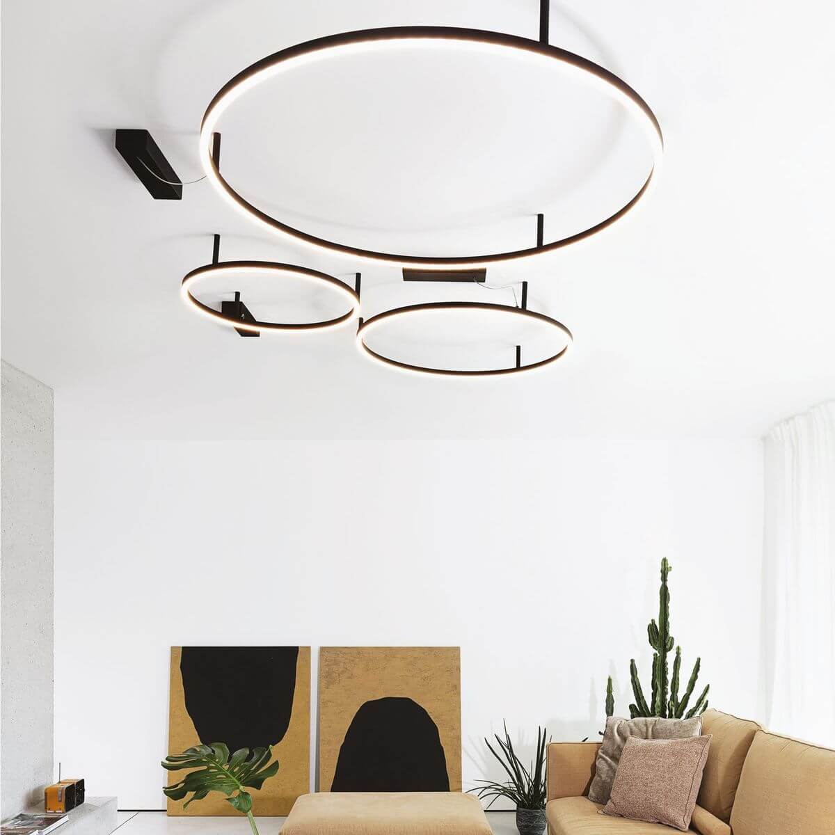 Mise en ambiance salon blanc, plafonnier LED circulaire fixé au plafond