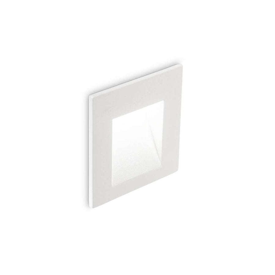 Luminaire mural blanc carré vu de trois quarts sur fond neutre