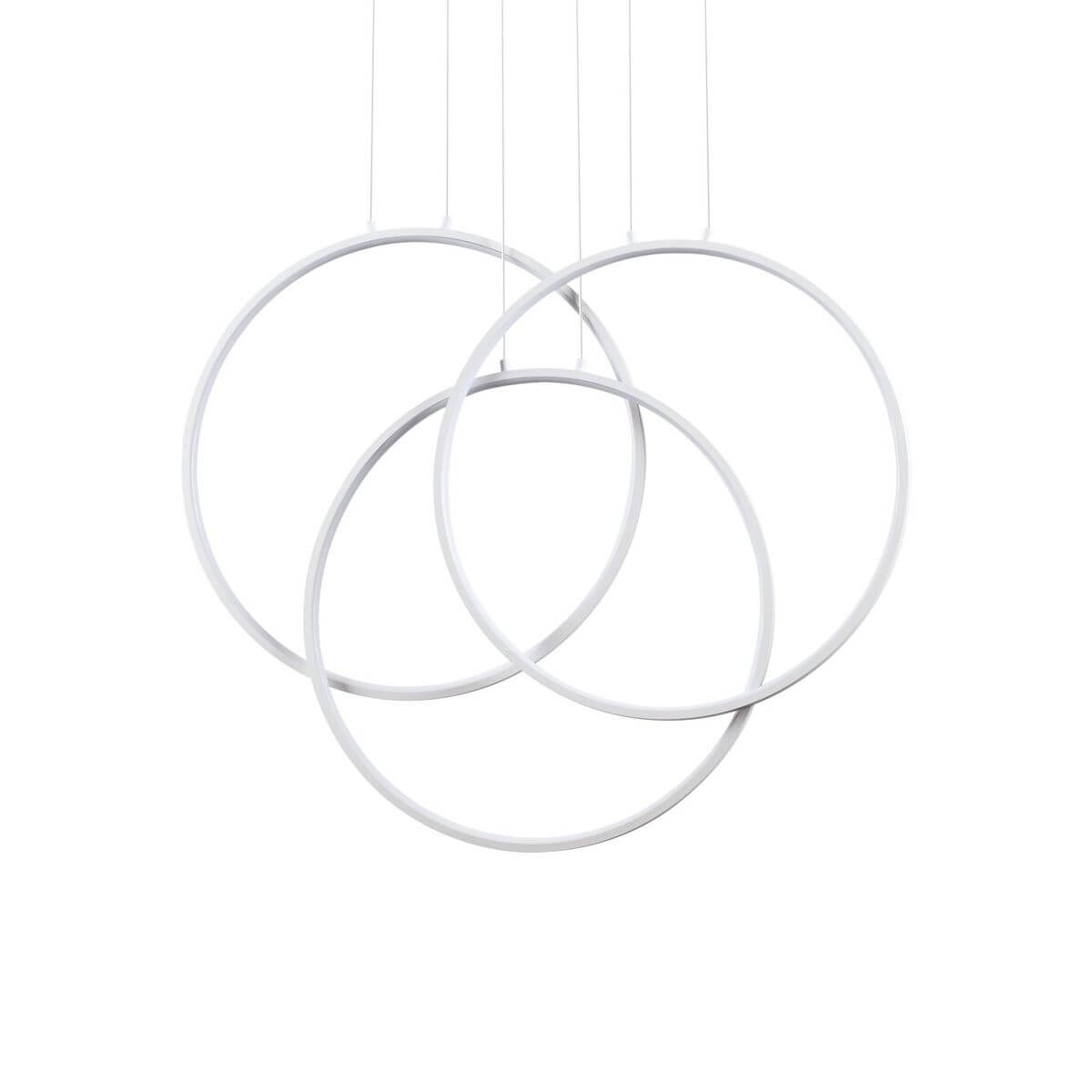 Suspension blanche composée de trois anneaux entrelacés, vue de face sur fond neutre