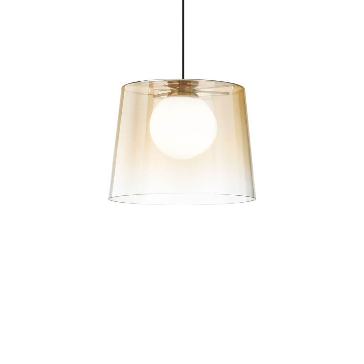 Suspension en verre ambré avec abat-jour conique et globe blanc sur fond blanc