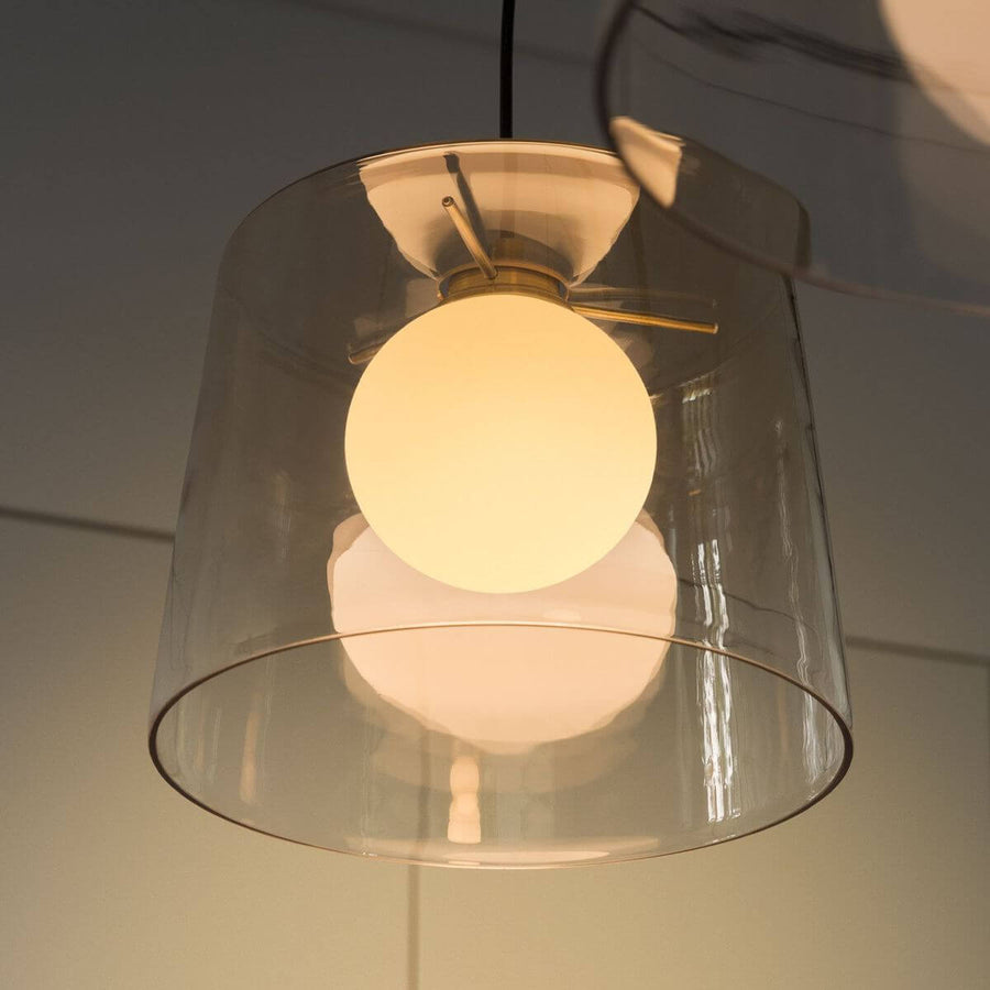 Gros plan en contre-plongée sur l'abat-jour transparent et la sphère lumineuse