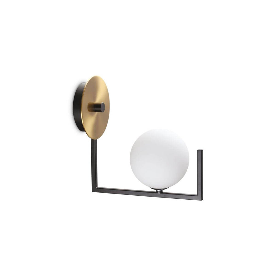 Applique murale noire, disque doré et globe de verre blanc, vue de face sur fond blanc.