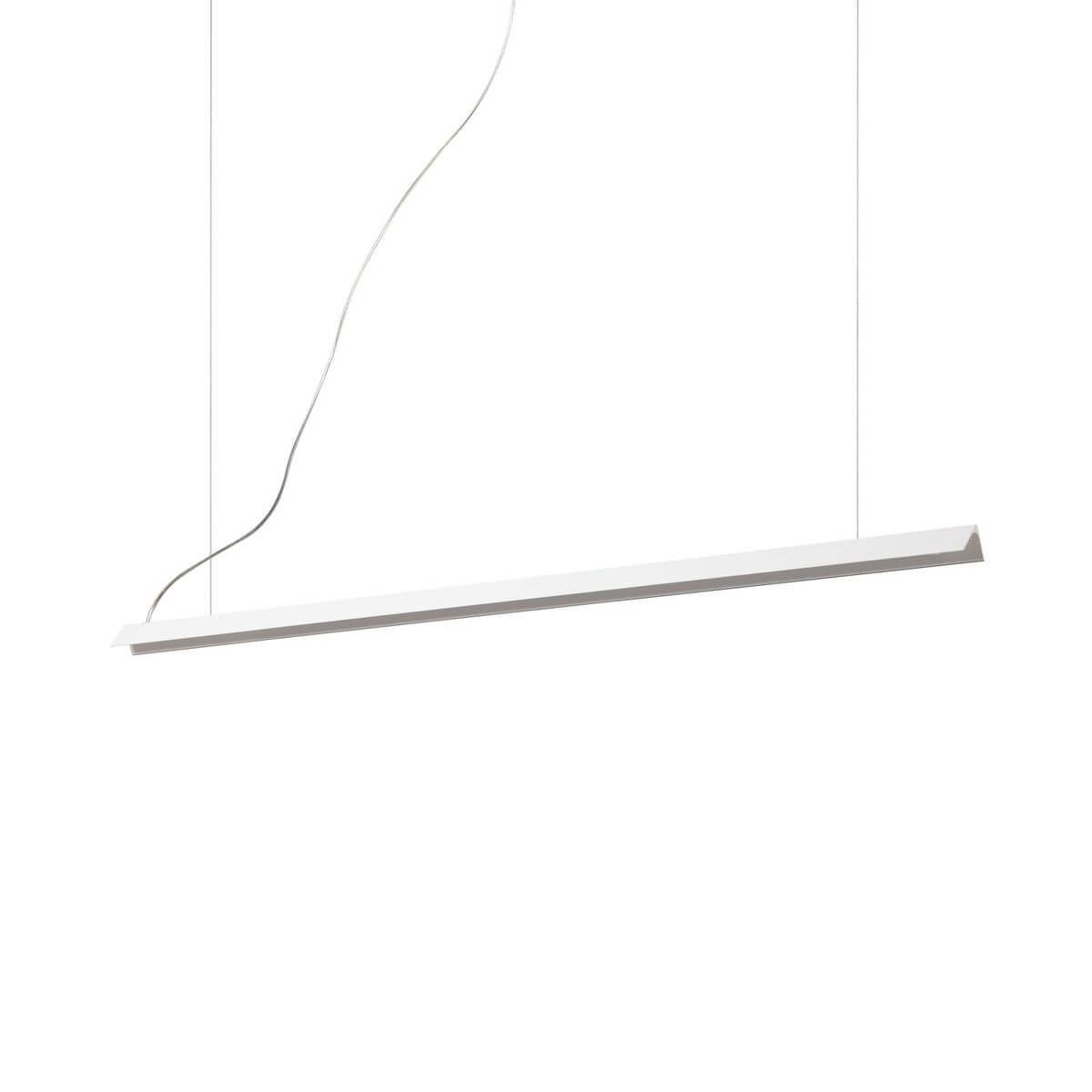 Suspension linéaire blanche vue de face sur fond blanc, câbles fins