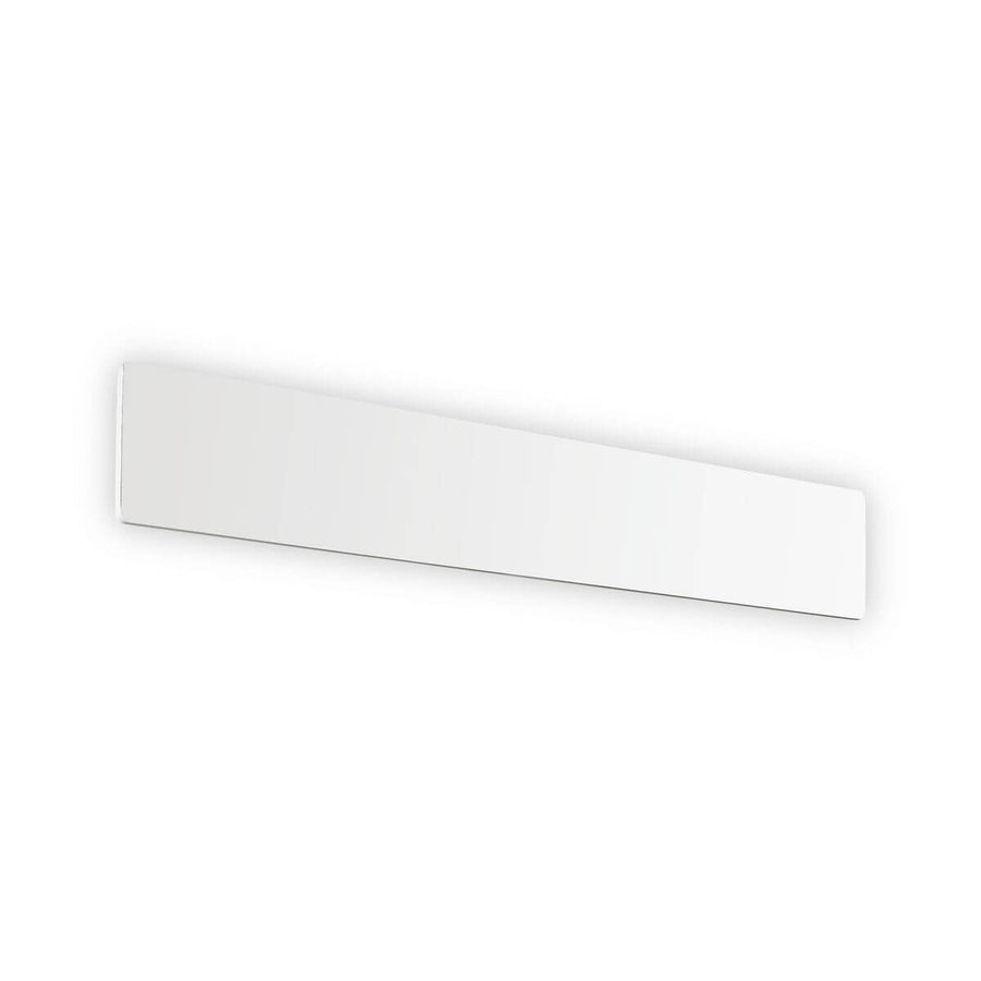 Applique murale blanche rectangulaire allongée, vue de face sur fond neutre
